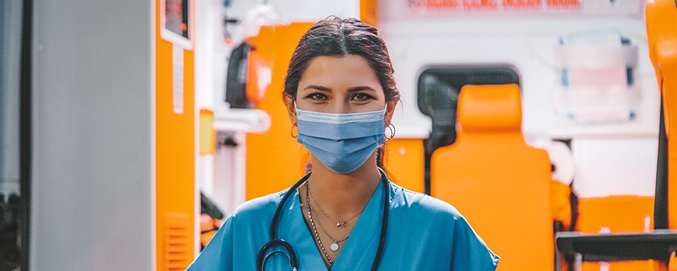 Jonge verpleegkundige draait ambulance nachtdienst