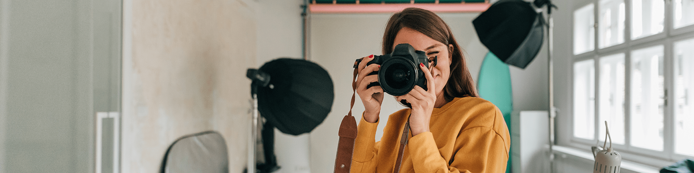 Jonge vrouwelijke fotografe in haar studio