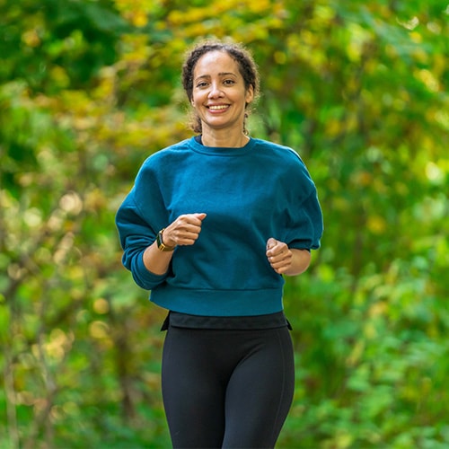 Vrouw loopt hard in park