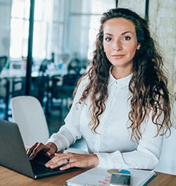 Vrouw aan het werk op kantoor