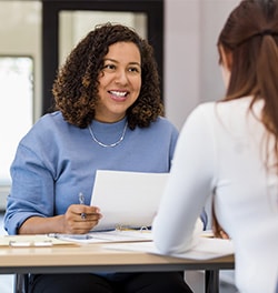 HR adviseur in gesprek met medewerker