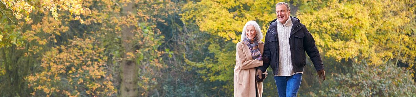 Ouder stel in het bos
