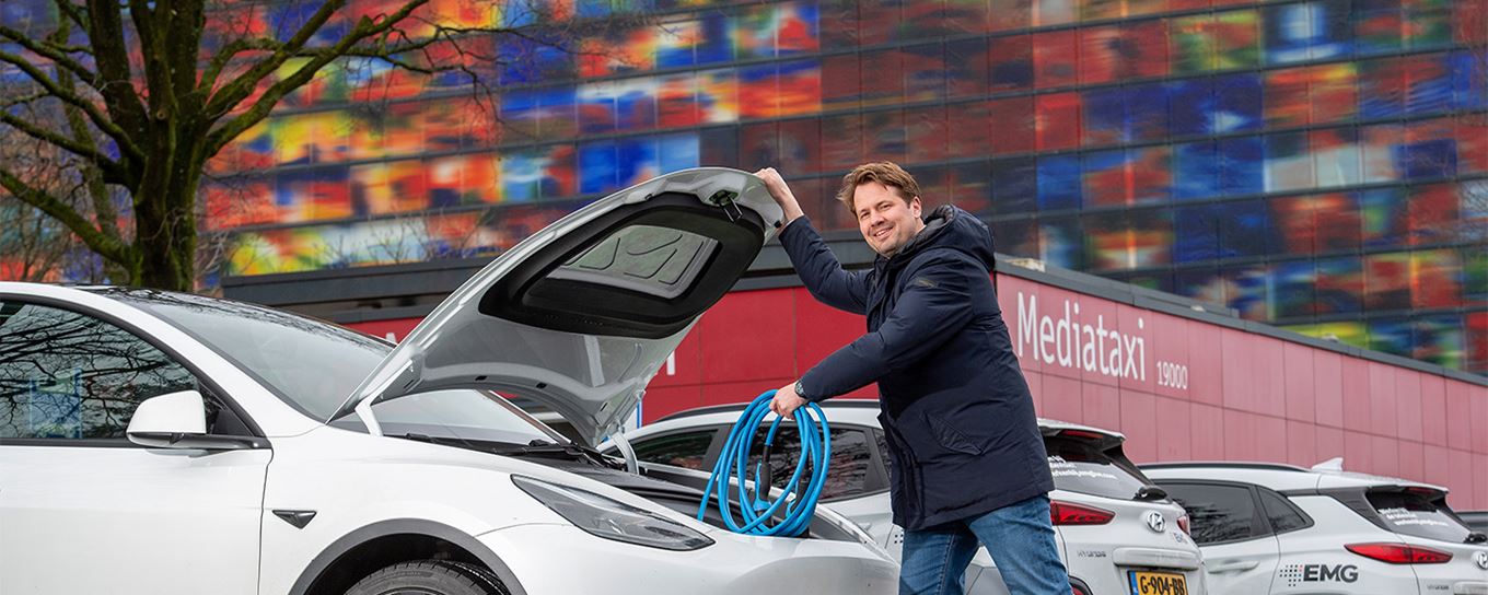 Tim bij zijn elektrische auto voor Beeld en Geluid op het Mediapark in Hilversum | a.s.r.