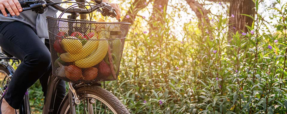 Fiets in de natuur met een fietsmand vol fruit | Dit is de tijd van doen | a.s.r. doet het