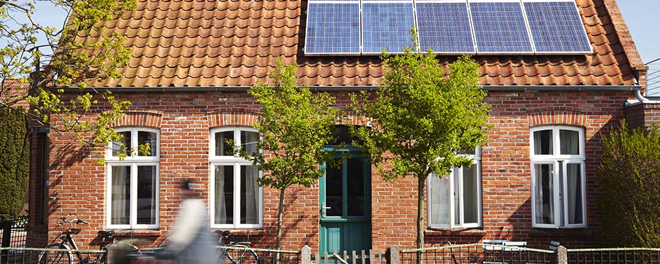 Oud huis met zonnepanelen | DIt is de tijd van doen | a.s.r. 