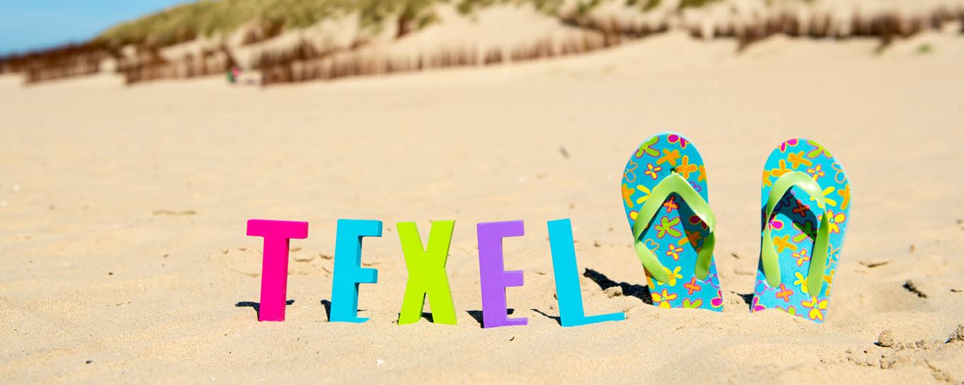 Slippers in het zand naast letters met TEXEL | Dit is de tijd van doen | a.s.r.