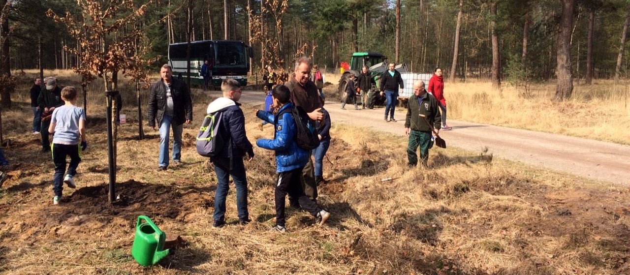 Kinderen planten bomen op landgoed De Utrecht