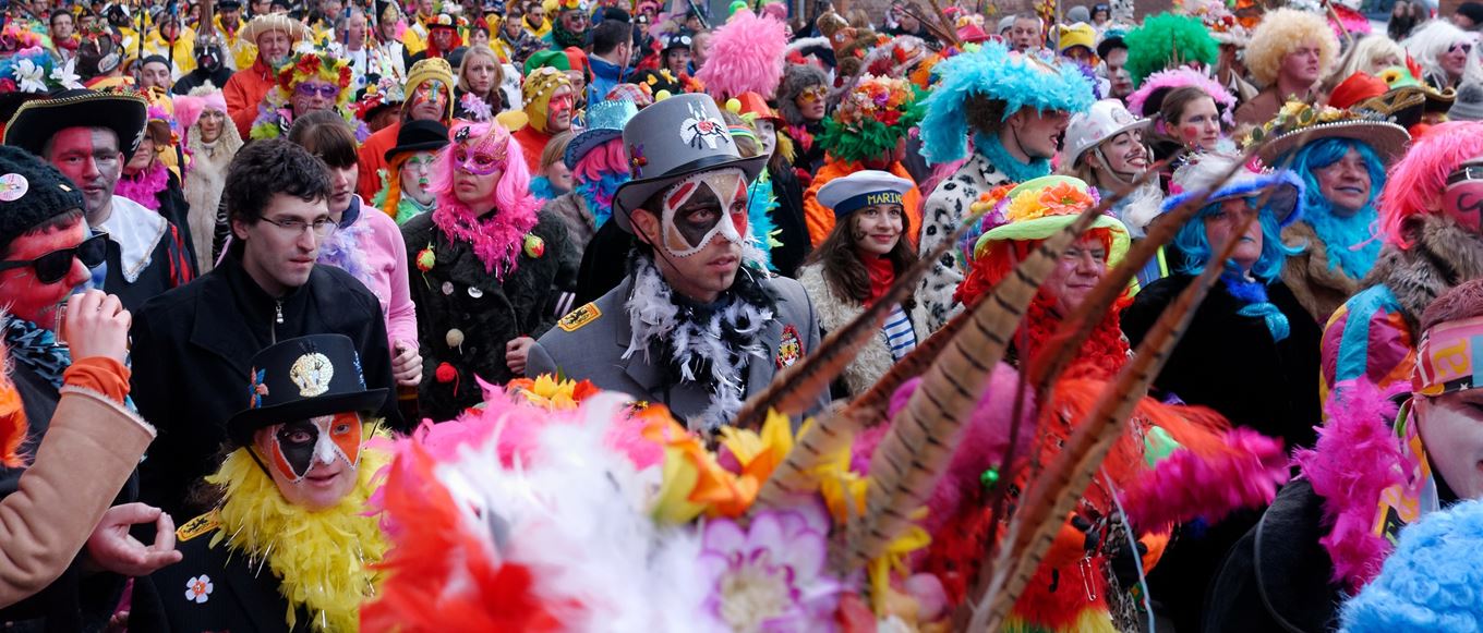 Verkleedde mensen in een carnavalsoptocht