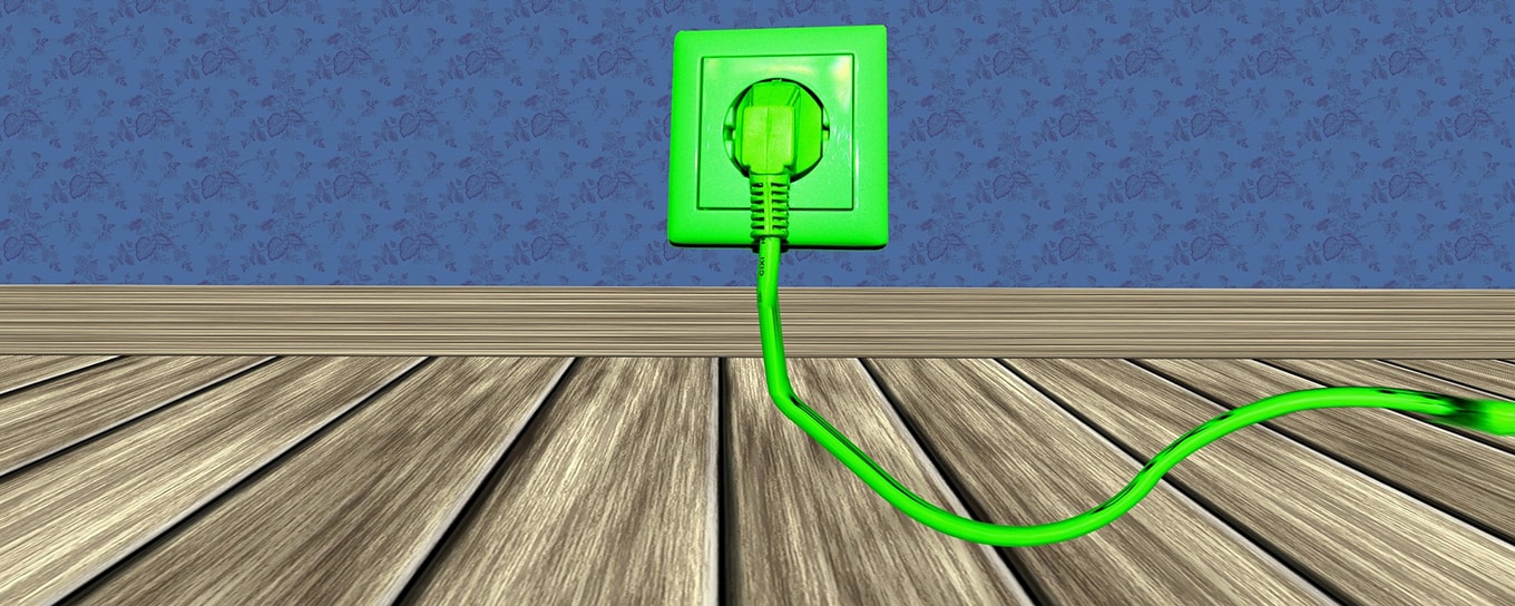 Groen stopcontact uit de muur