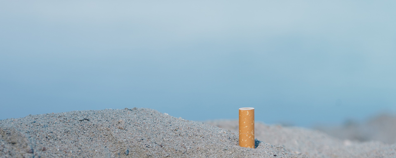 Sigarette op een strand