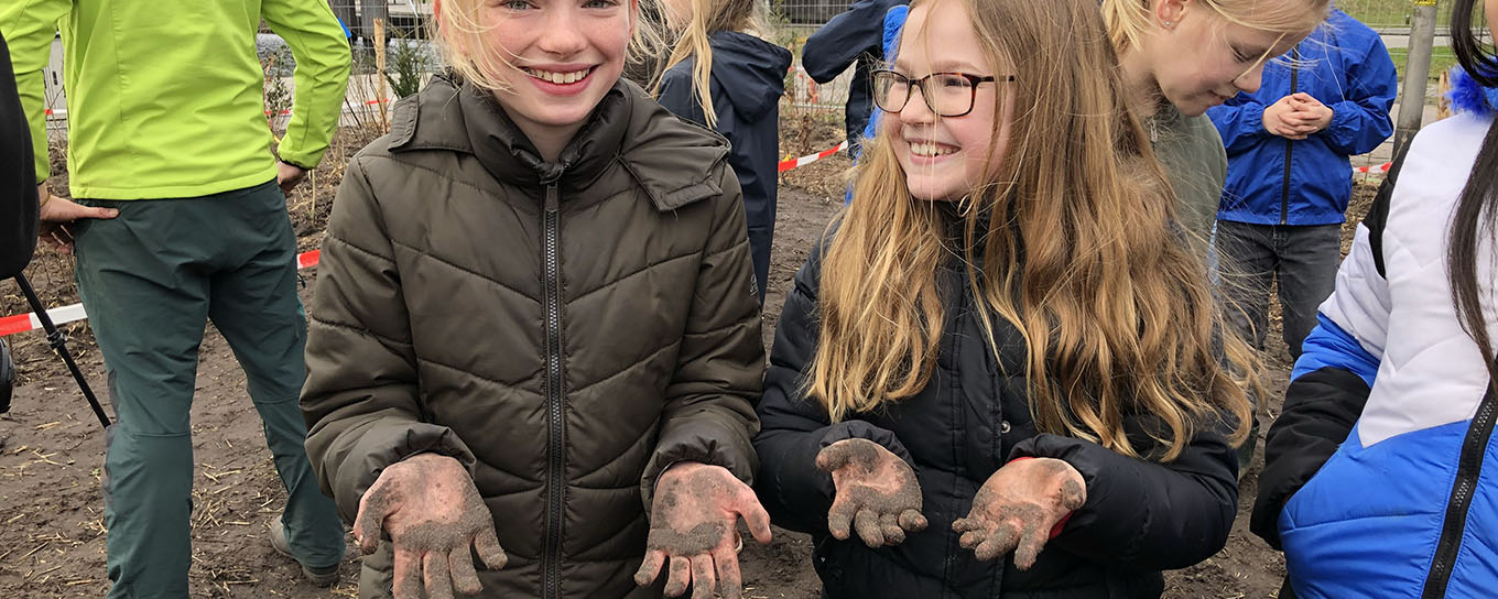 Kinderen van basisschool De Ridderhof helpen met bomen planten