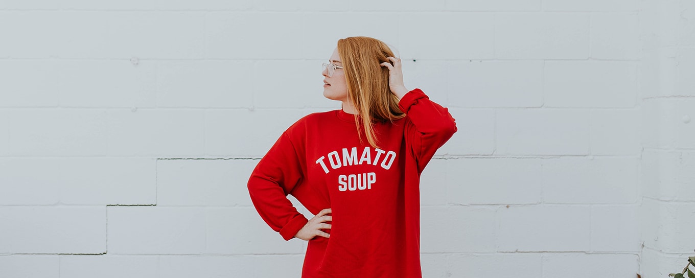 Vrouw in een rood shirt met tomato soup er op