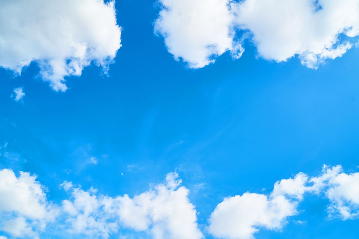 Wolken tegen een blauwe lucht