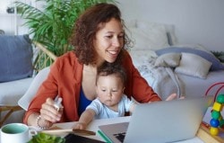 Vrouw met baby achter laptop | Ik Denk Vooruit | a.s.r.