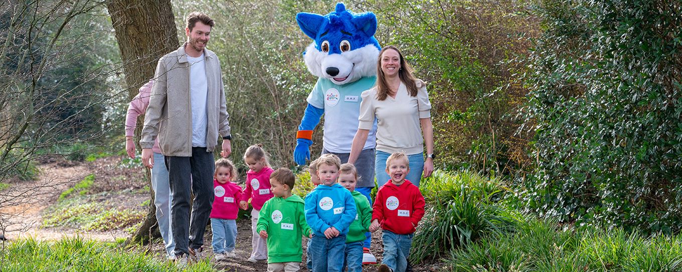 Fiero wandelend met een vader, moeder en een groepje peuters