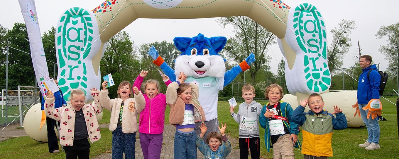 kinderen en fiero juichend voor de avond4daagse boog