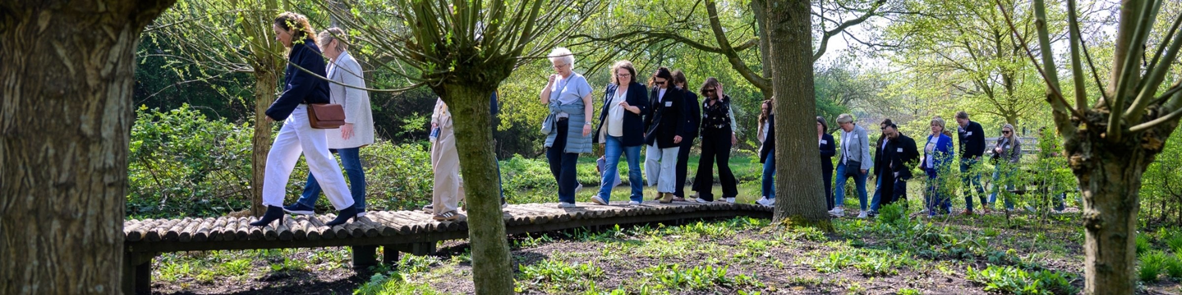 kantoor mensen aan het wandelen