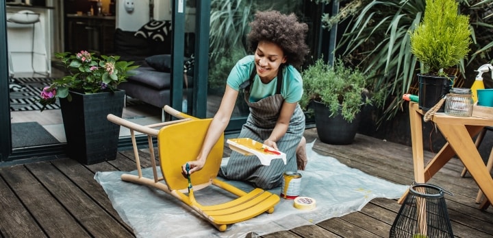 Vrouw die een stoel aan het maken is