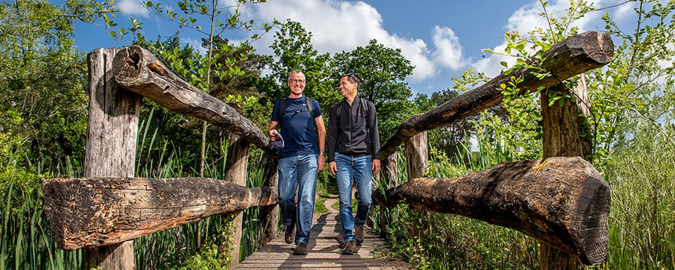 2 mannen wandelend over een brug