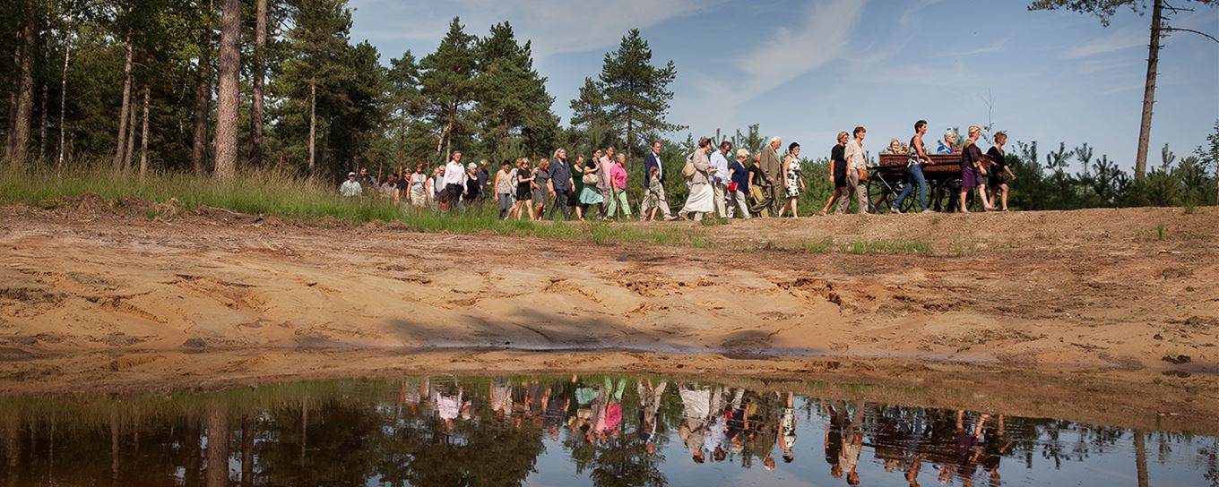 een begrafenis stoet in de natuur