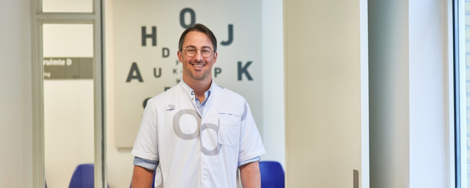 Oogarts Axel Pothof in het ziekenhuis lachend voor de camera