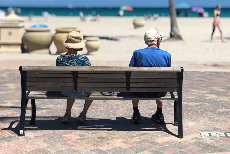 Man en vrouw op bank vooruitkijkend