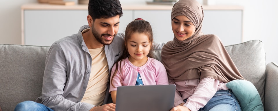 Islamitisch gezin op bank met laptop