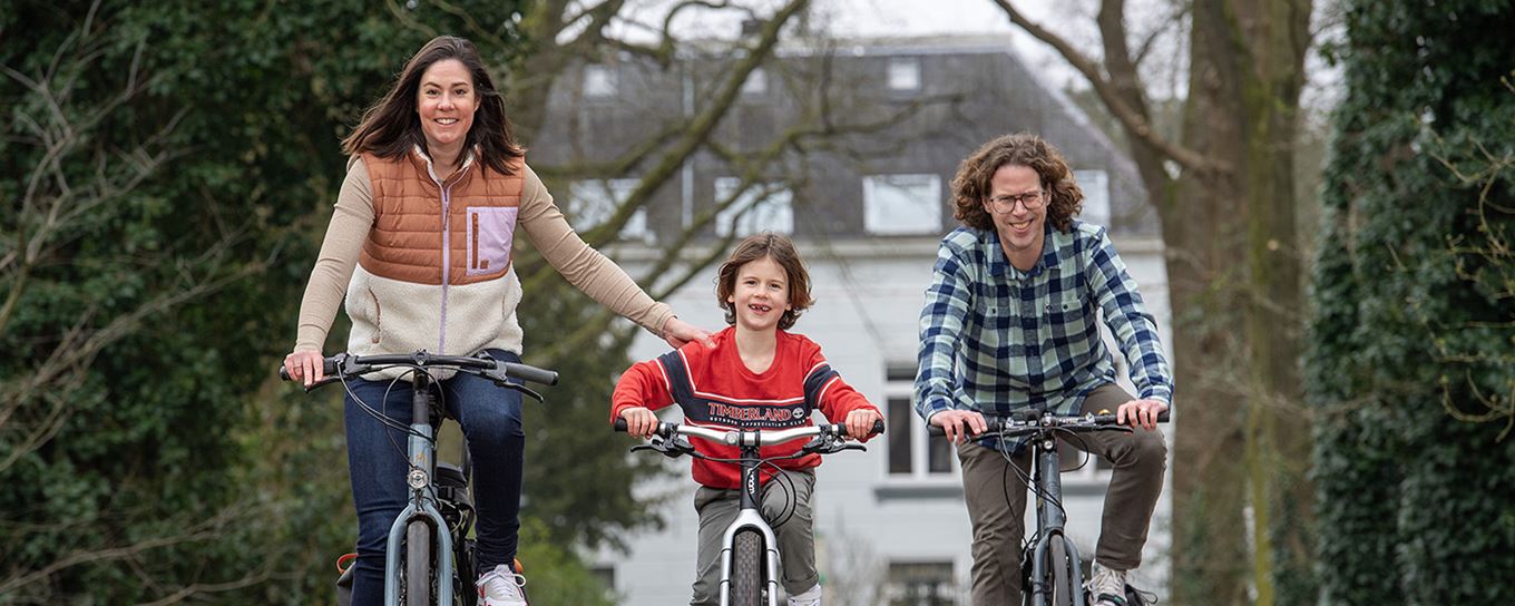 Afbeelding van een gezin die aan het fietsen is