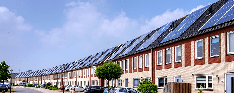 Rij huizen met zonnepanelen