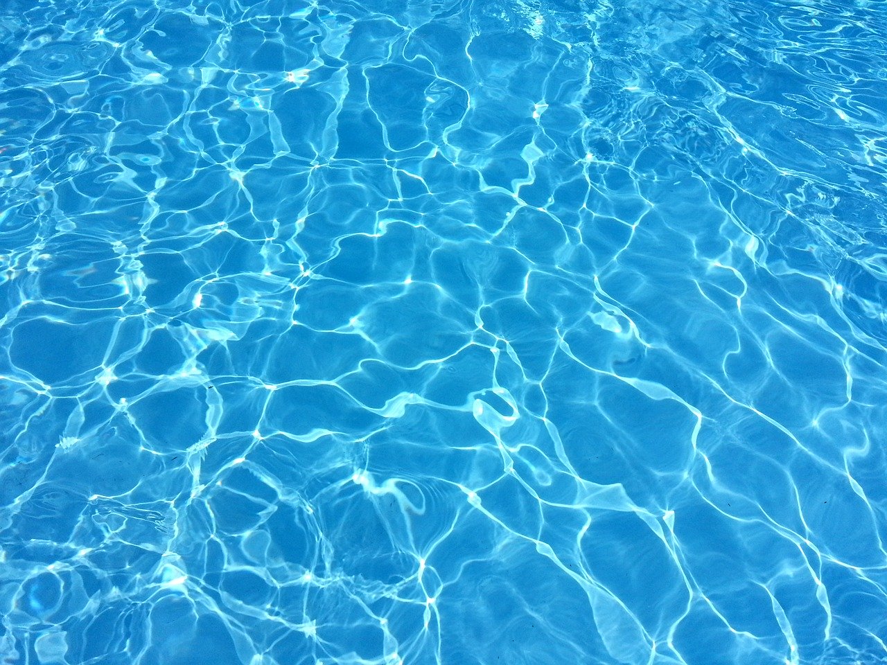 water in een zwembad