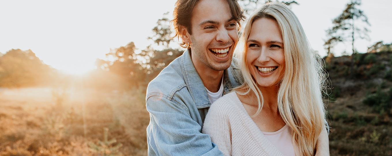 Jonge man en vrouw samen aan het lachen | Doenpensioen | a.s.r.