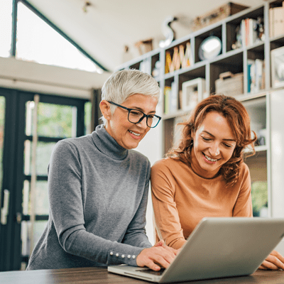 Twee vrouwen achter de laptop | Doenpensioen | a.s.r.