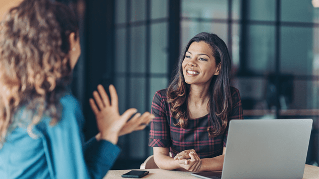 Twee jonge vrouwen in een werk bespreking | Doenpensioen | a.s.r.