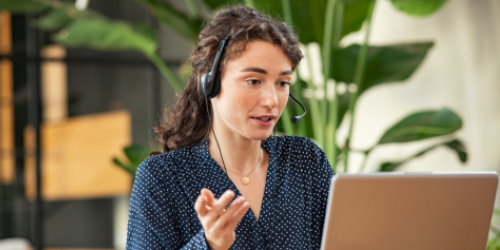 Jonge vrouw met headset achter laptop | a.s.r. | Pensioen | Desktop