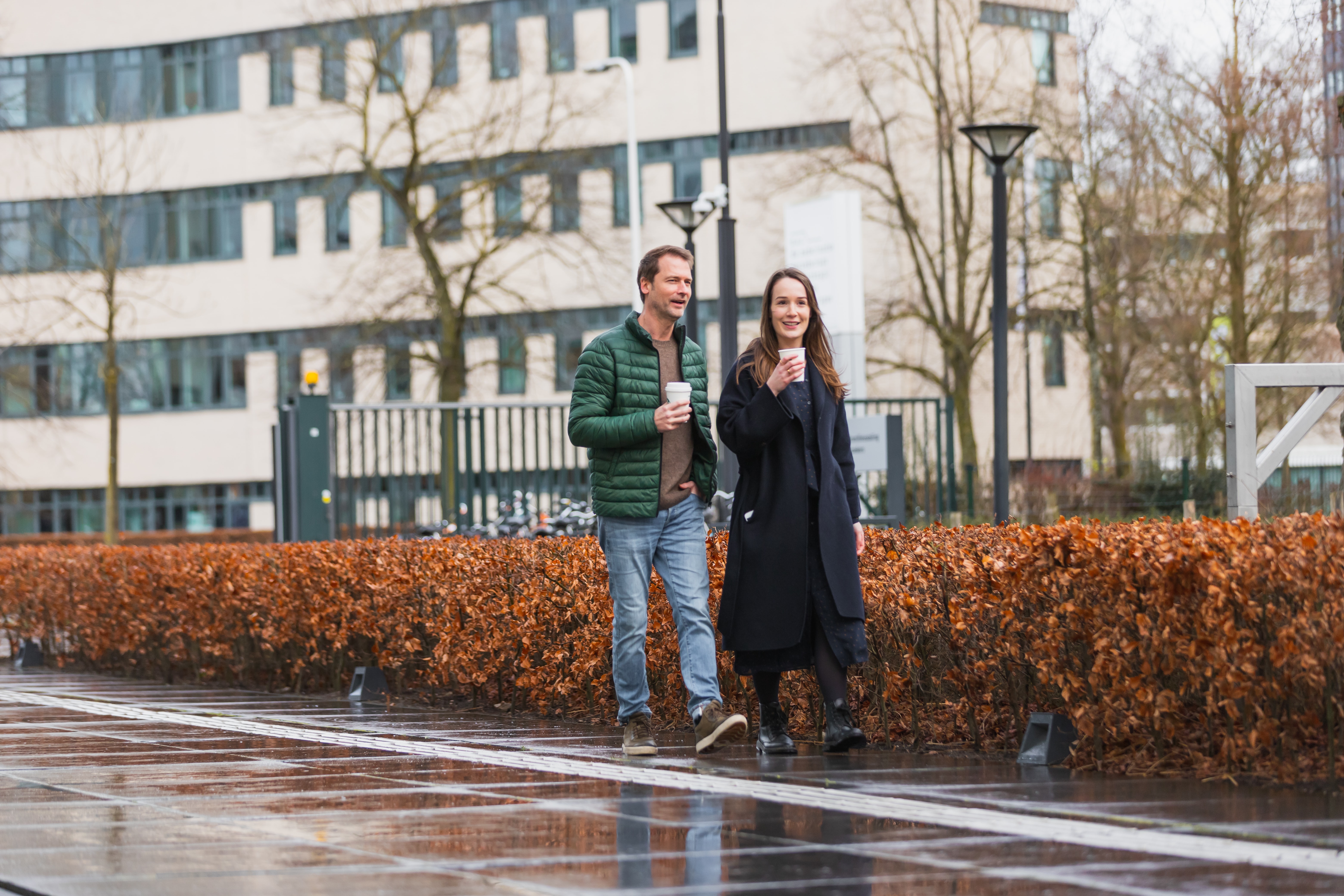 Twee werknemers lopen tijdens de lunch