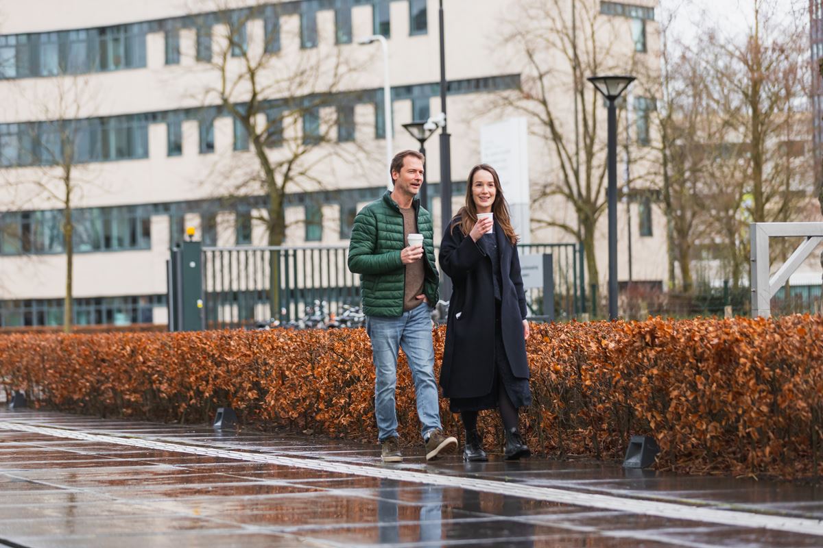 Twee werknemers lopen tijdens de lunch