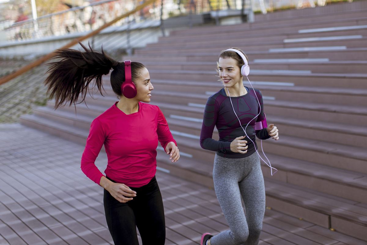 sportieve vrouwen rennen langs een trap