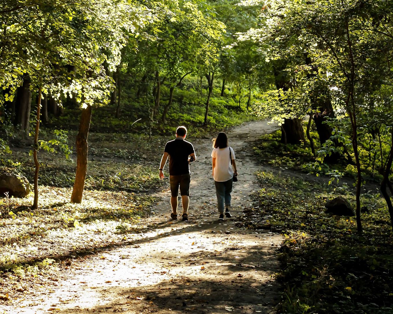 man en vrouw wandelen in het bos
